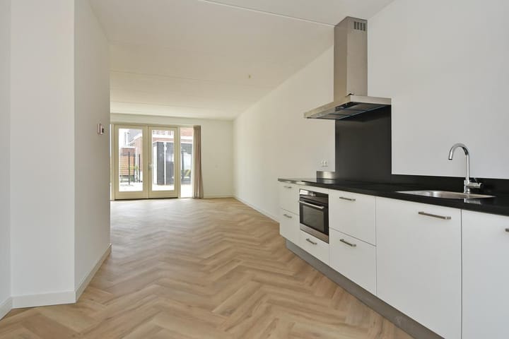 Photo 12 of Doris Lessinglaan 116