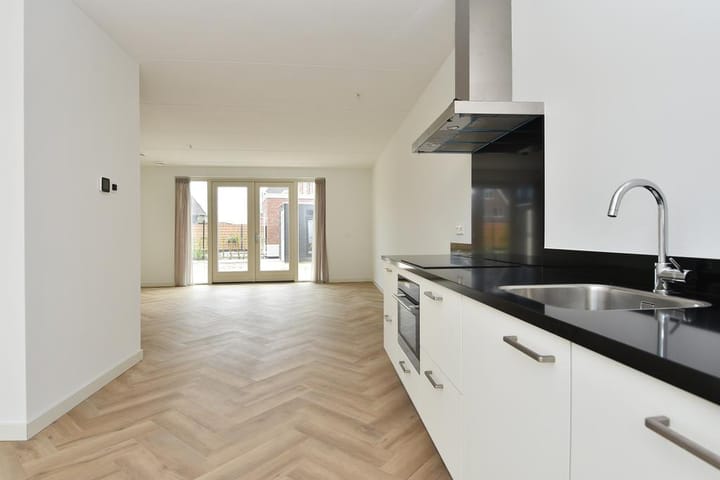 Photo 13 of Doris Lessinglaan 116