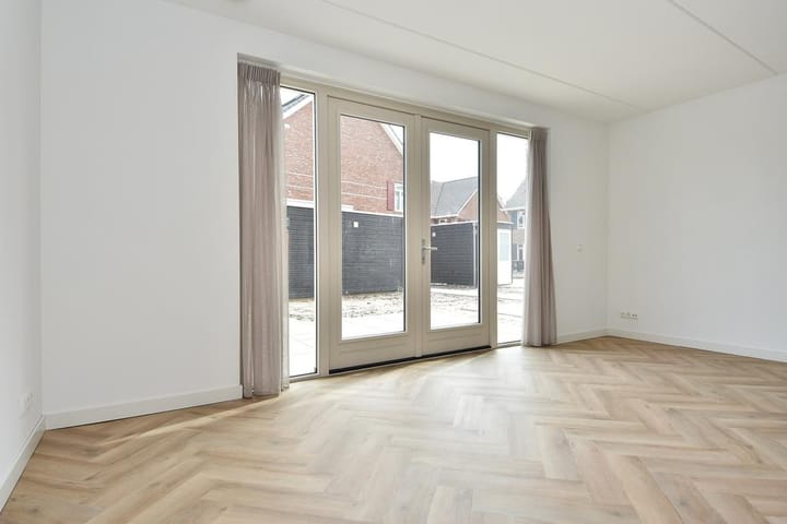 Photo 15 of Doris Lessinglaan 116