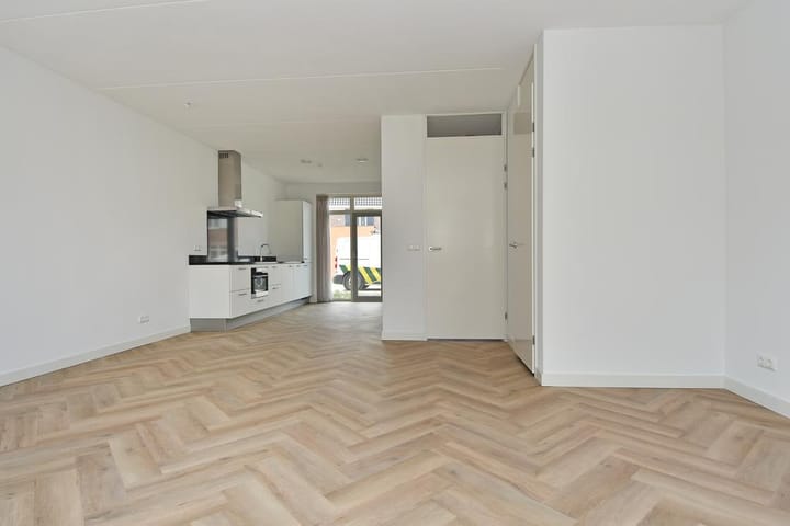 Photo 20 of Doris Lessinglaan 116