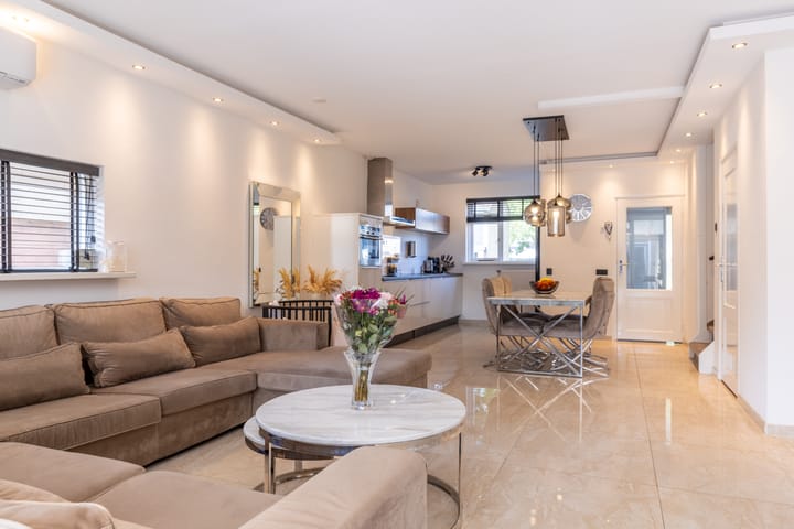 Photo 14 of Grovestins 101