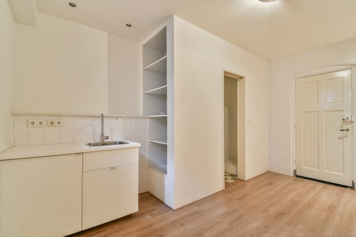 Photo 39 of Spaarndammerstraat 13-A