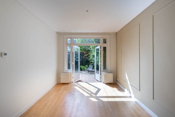 Photo 7 of Van Nesstraat 79