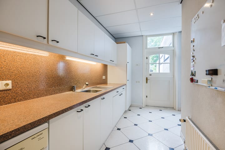 Photo 32 of Voorstraat 10