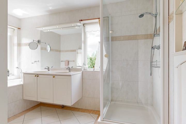 Photo 4 of Rode Ring 187