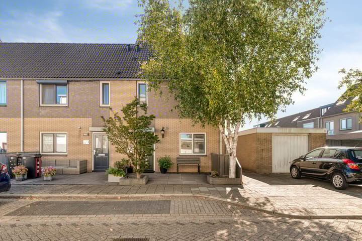 Foto 1 van Ruth Firststraat 2