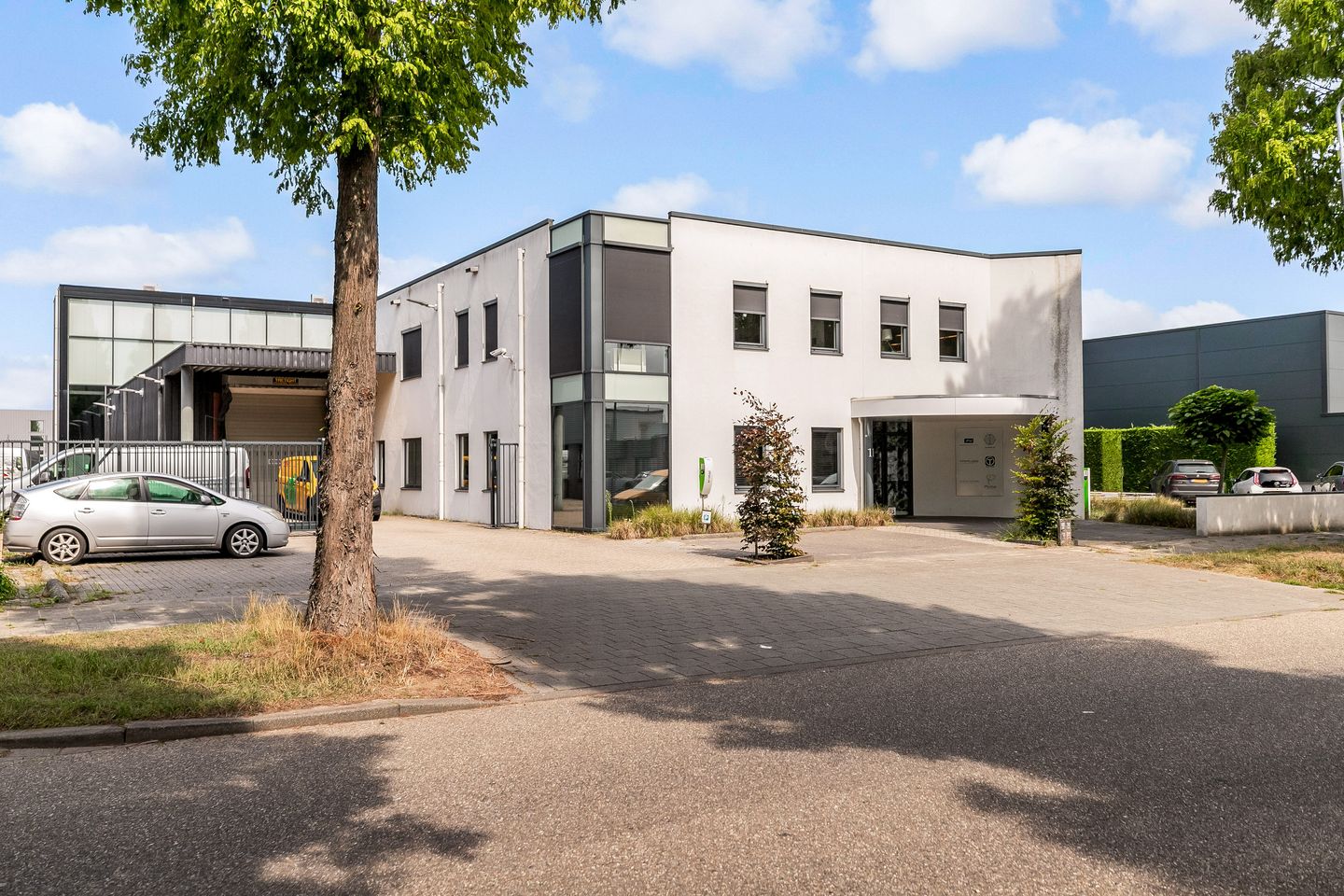 View photo 4 of Mangaan 11