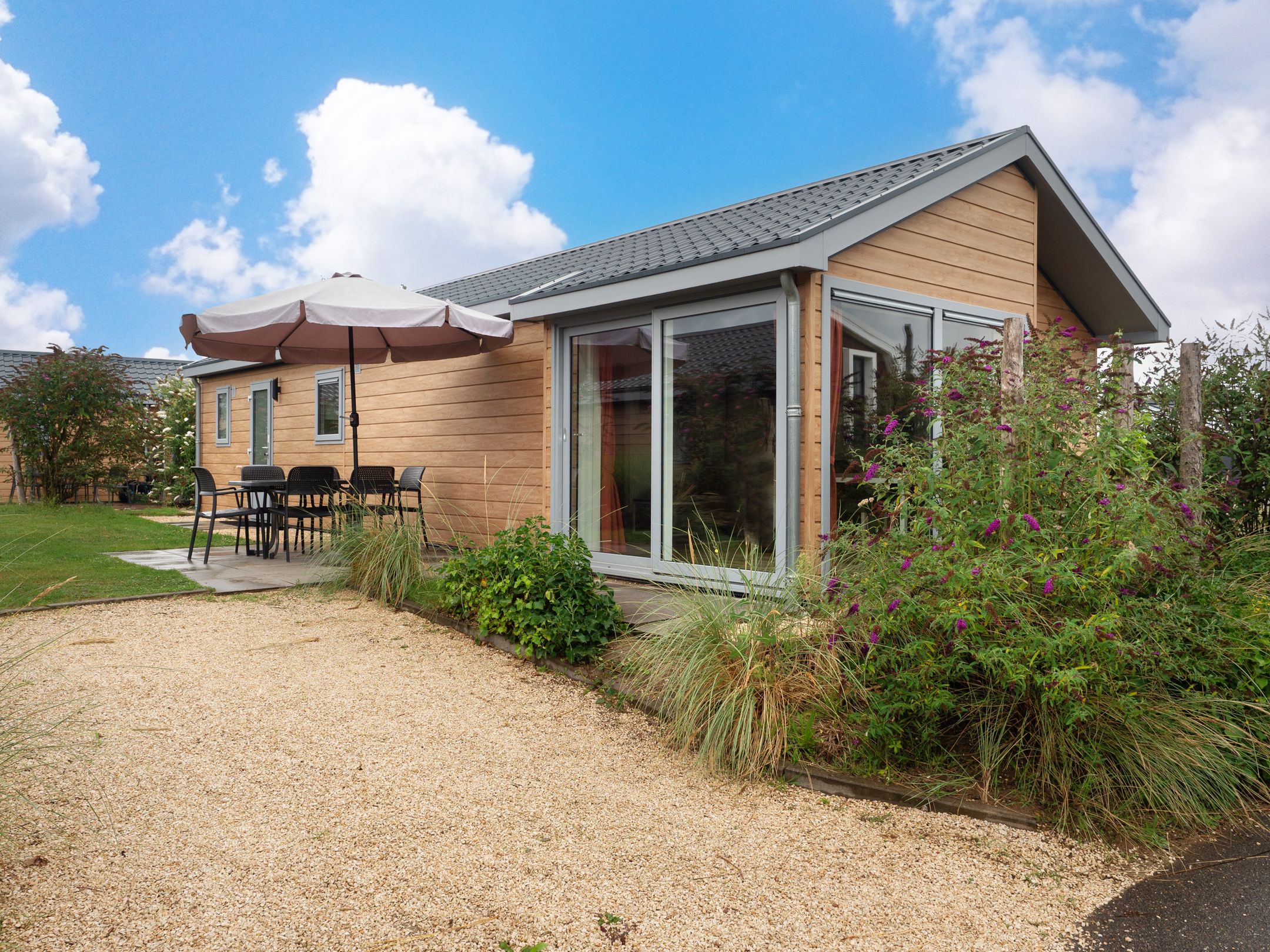 3-bedroom freehold villa in Linden — photo 1 of 5
