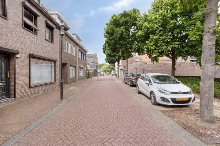 Photo 30 of Oude Broeksittarderweg 11