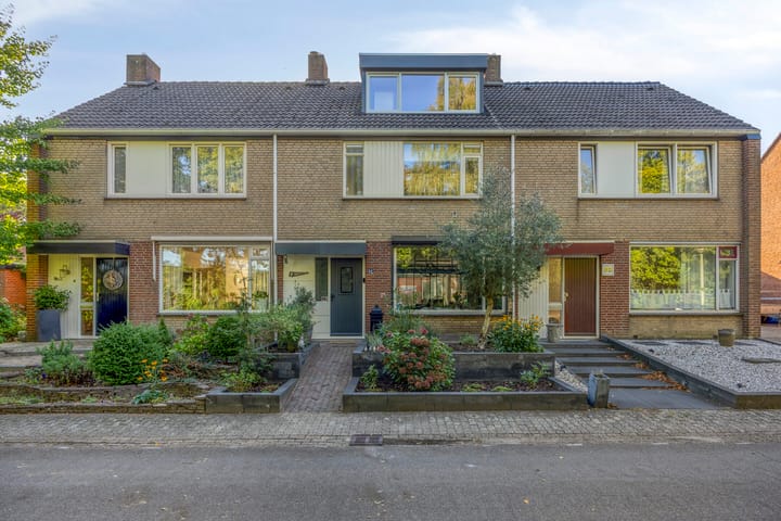 Foto 5 van Burg van Leentstraat 54