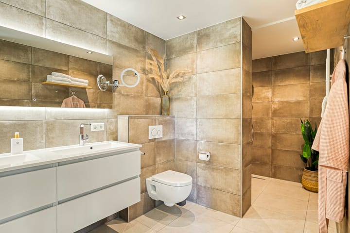 Photo 28 of Amphion 102