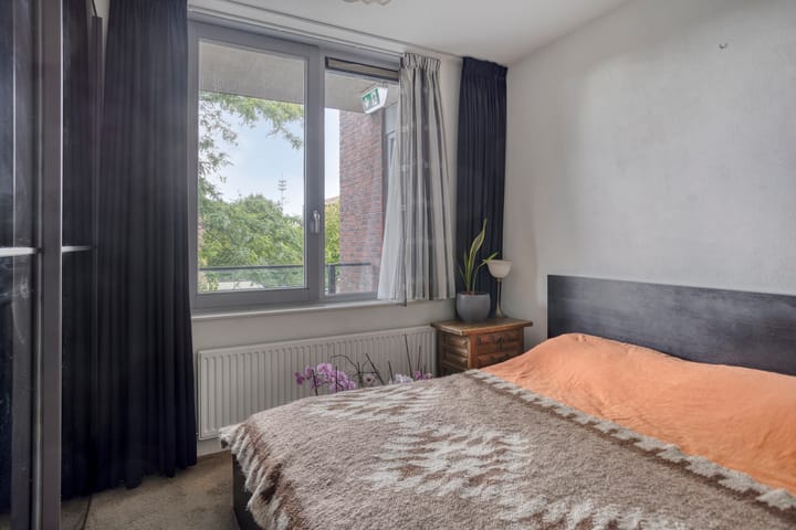 Foto 17 van Professor Regoutstraat 72