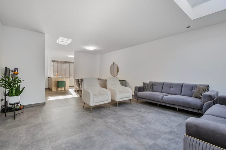 Photo 2 of Van Oosterzeestraat 27