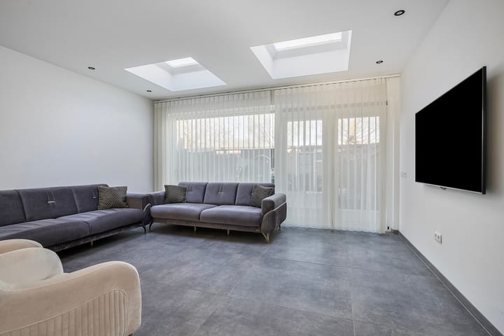 Photo 5 of Van Oosterzeestraat 27