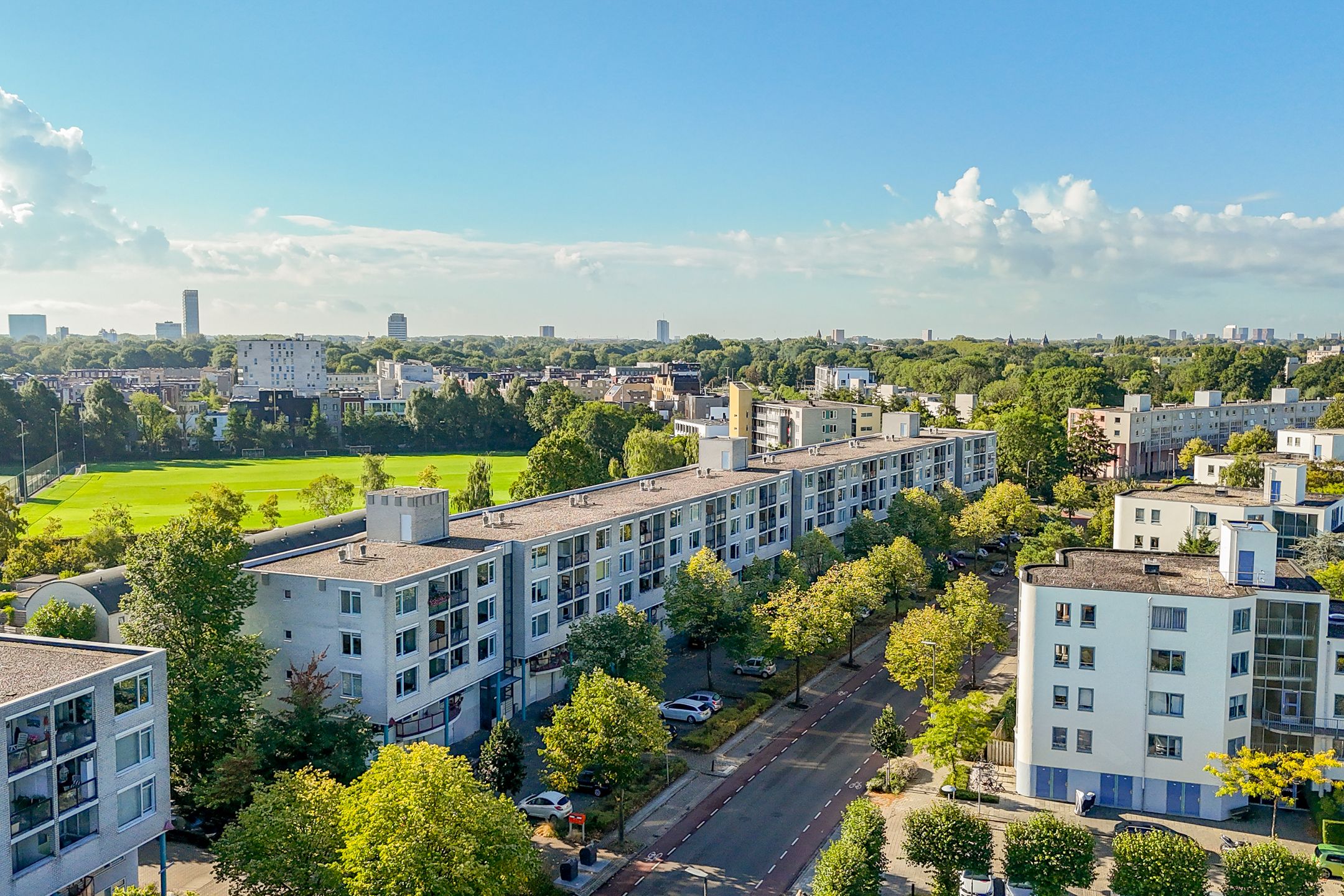 Photo 9 of Aartsbisschop Romerostraat 411