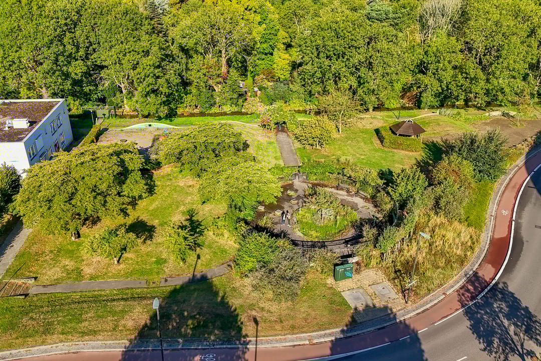 Photo 47 of Aartsbisschop Romerostraat 411