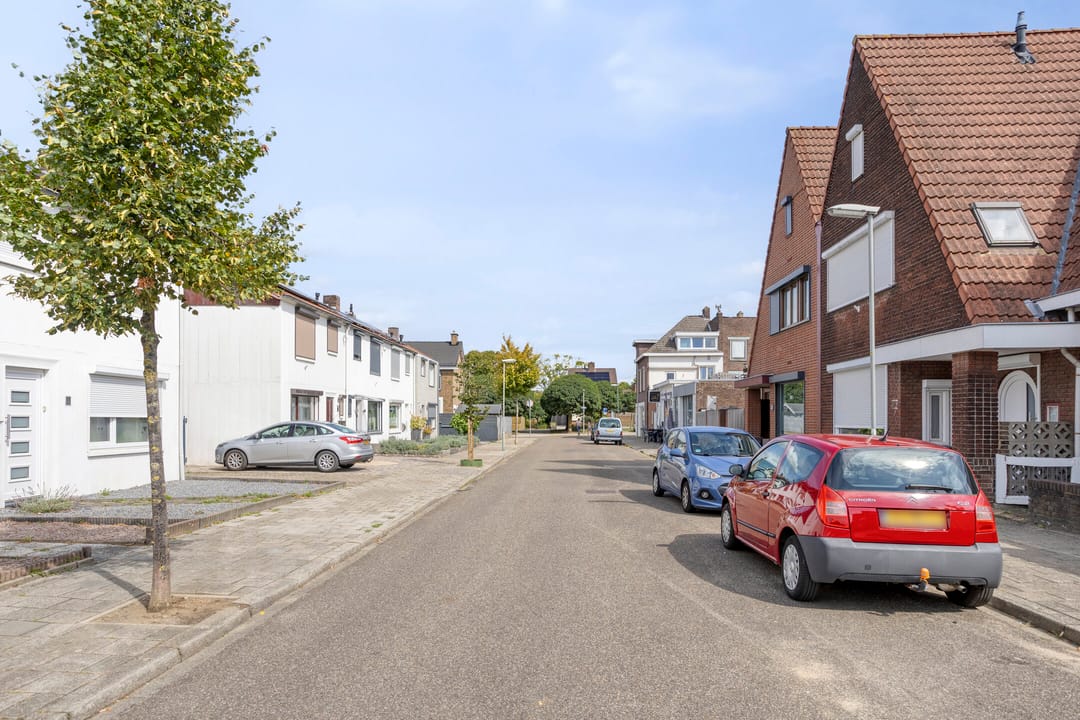 Photo 26 of Montfortstraat 16