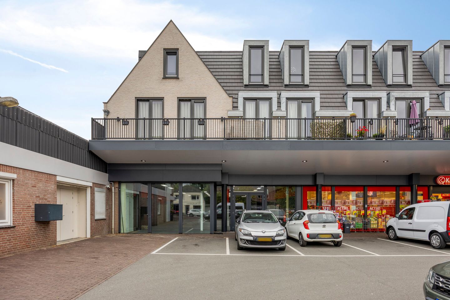 View photo 2 of Laar 29