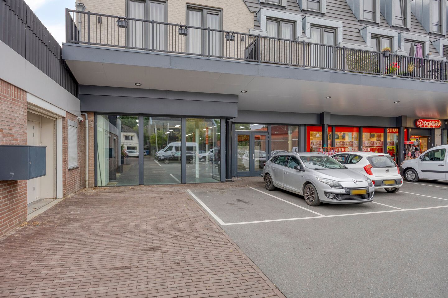 View photo 3 of Laar 29