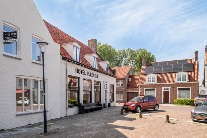 Foto 2 van Dorpsplein 10