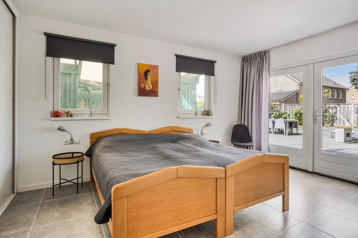 Photo 12 of Irenestraat 9