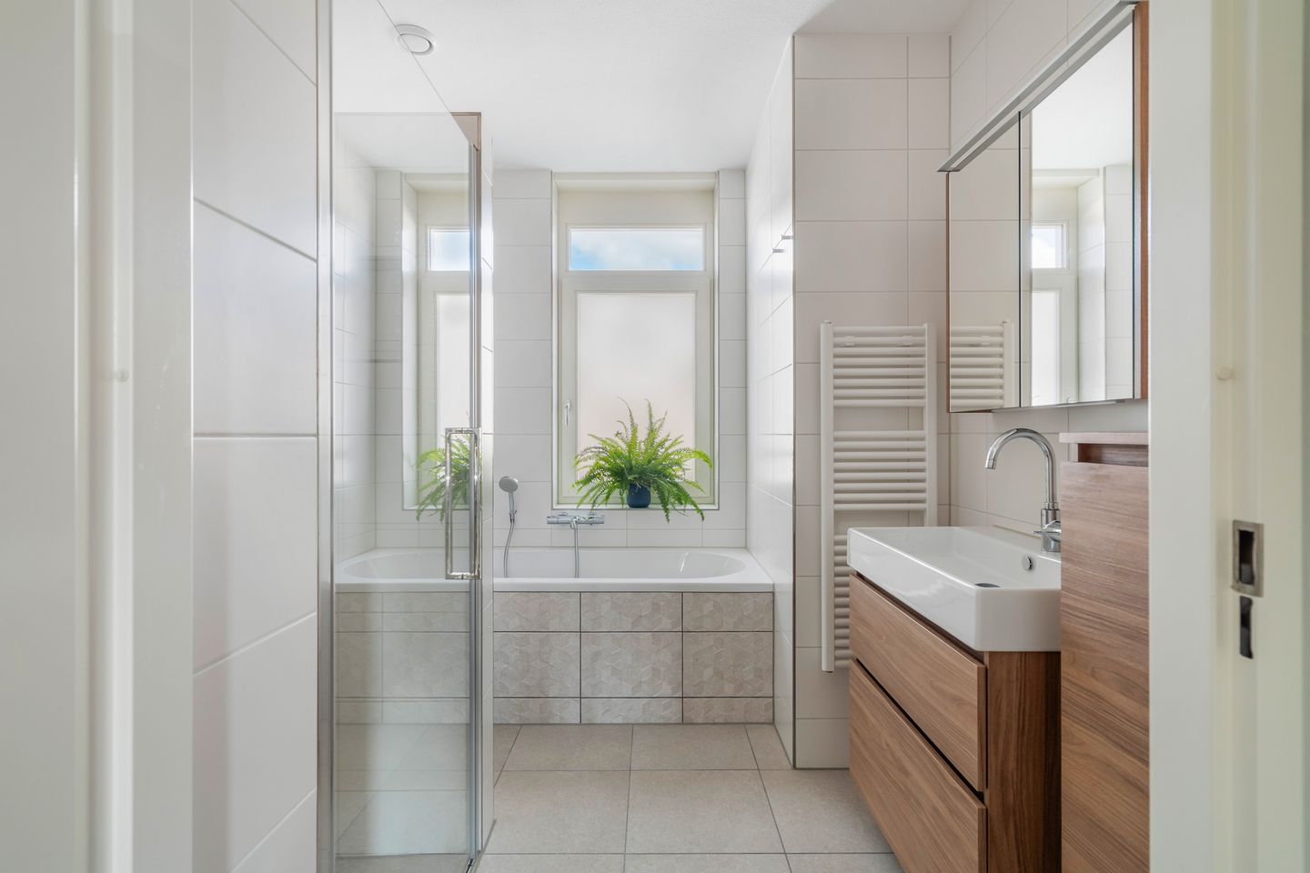 Foto 35 van Edgar du Perronstraat 143