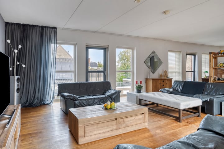 Photo 15 of Julianastraat 12