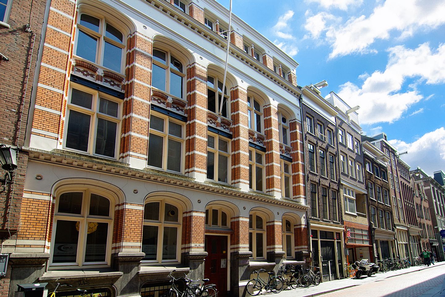 Bekijk foto 1 van Warmoesstraat 151