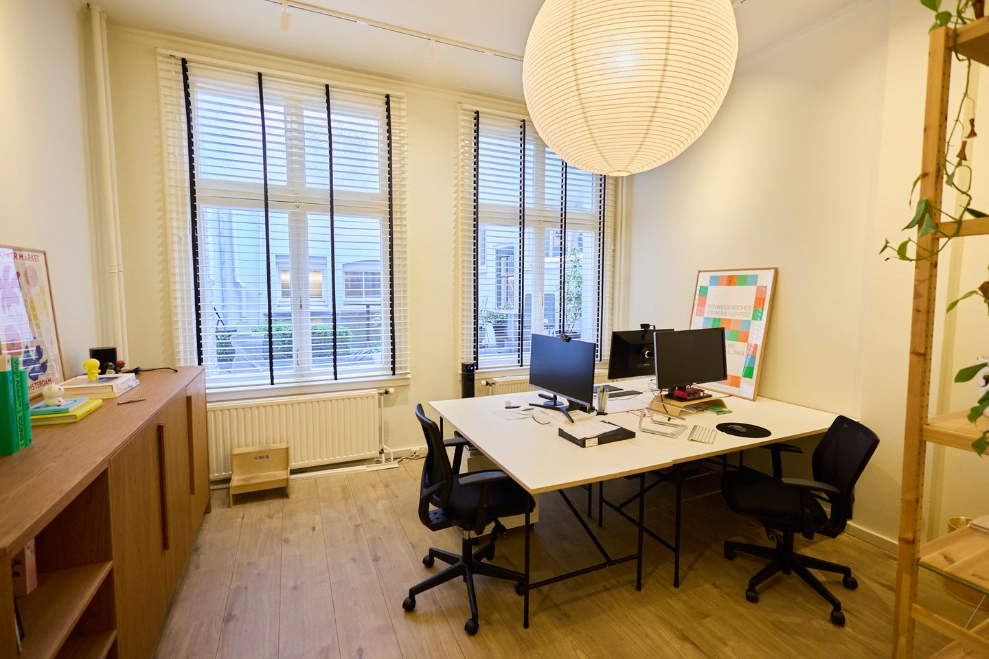 View photo 1 of Warmoesstraat 149