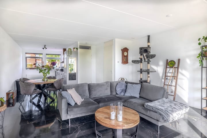 Photo 4 of Van Mieropstraat 23