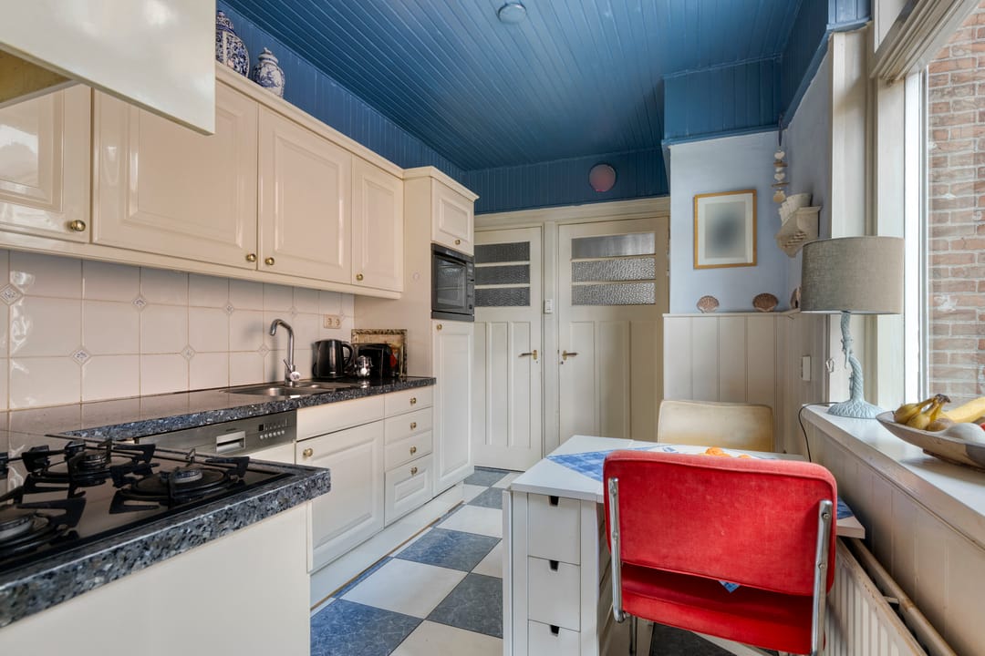 Photo 13 of Vrouwemadestraat 69