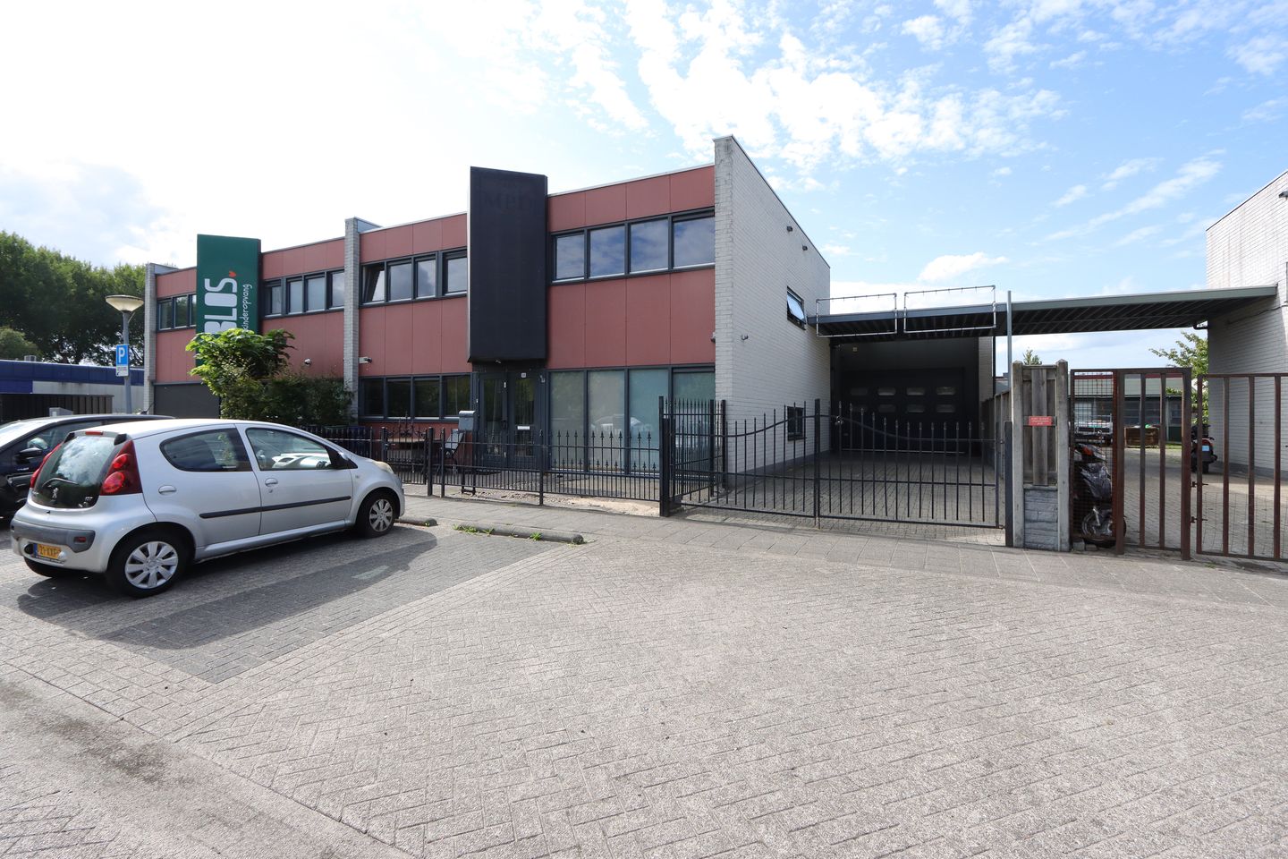 View photo 2 of Operetteweg 108