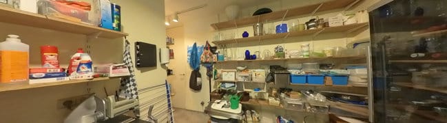 Wasruimte en voorraadkamer