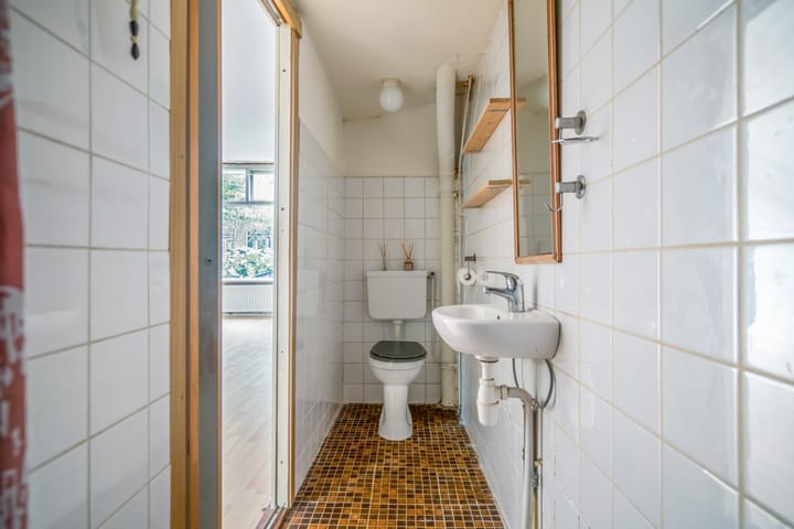 Photo 8 of Poelgeeststraat 6