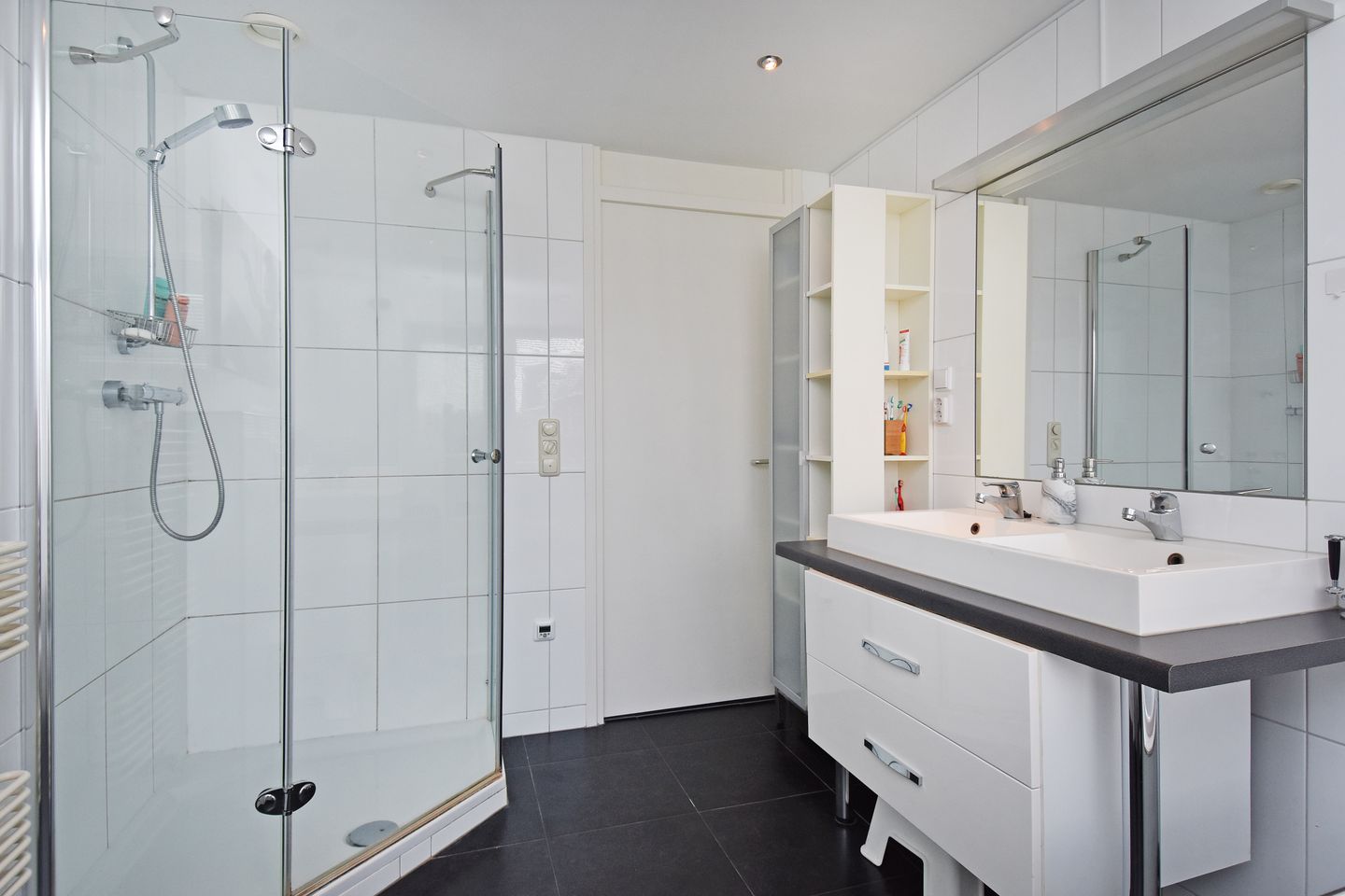 Photo 40 of Sint Willibrordusstraat 37