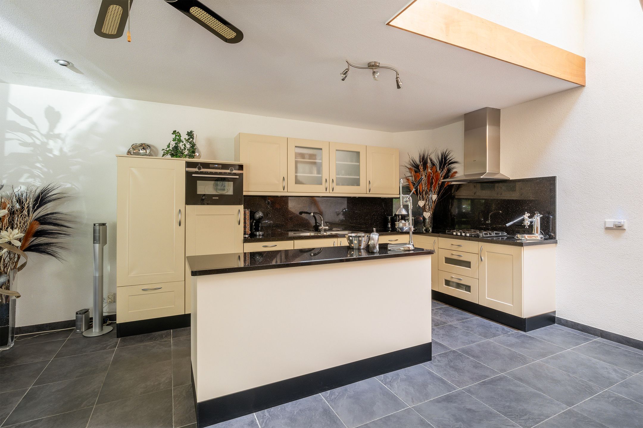 Photo 12 of Leenman 8