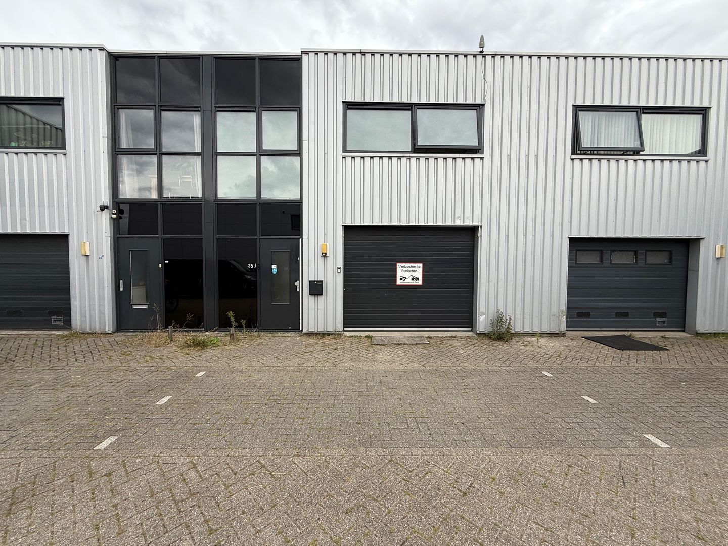 View photo 1 of Weg en Land 37-j