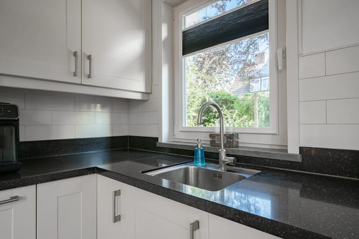 Foto 19 van Herman van Velzenstraat 8