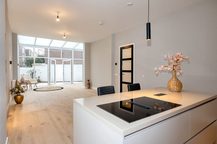 Photo 10 of Van Beverningkstraat 99-D