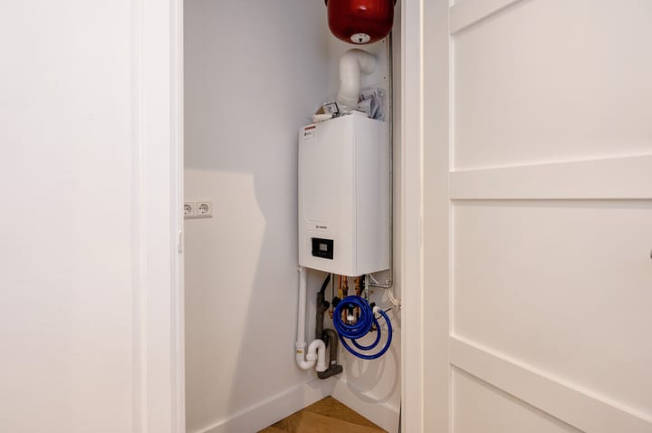 Photo 15 of Van Beverningkstraat 99-D