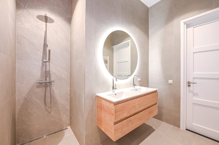 Photo 37 of Van Beverningkstraat 99-D