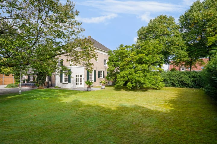 Photo 2 of Burgemeester van Erpstraat 60