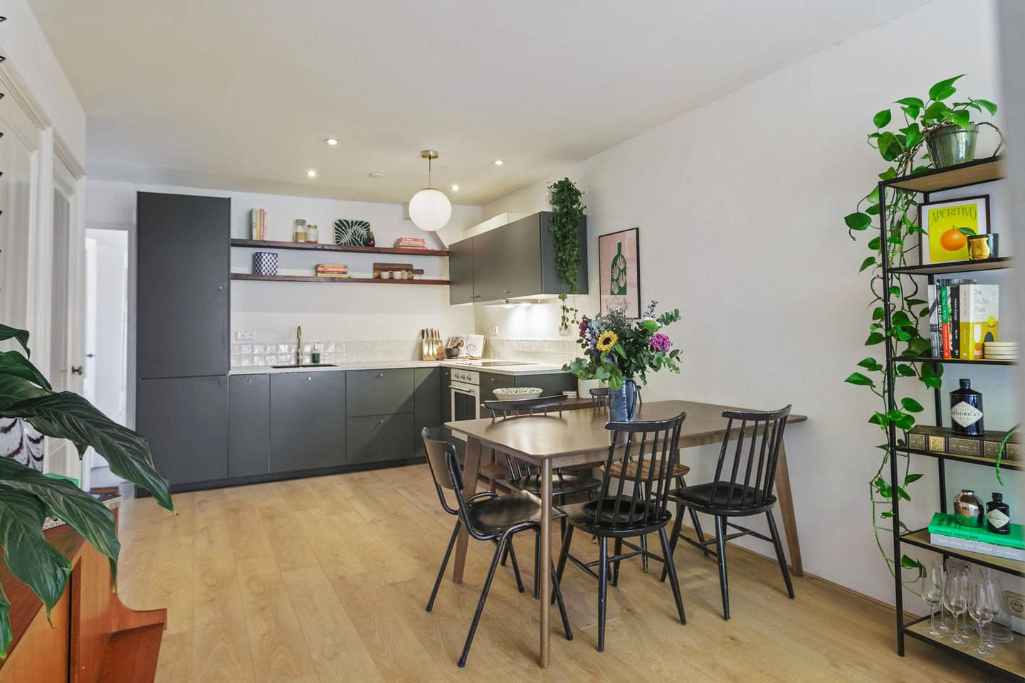 Photo 4 of Van Oldenbarneveldtstraat 96-AH