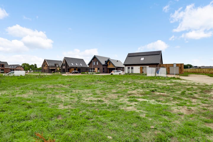 Photo 2 of Lewieze 16