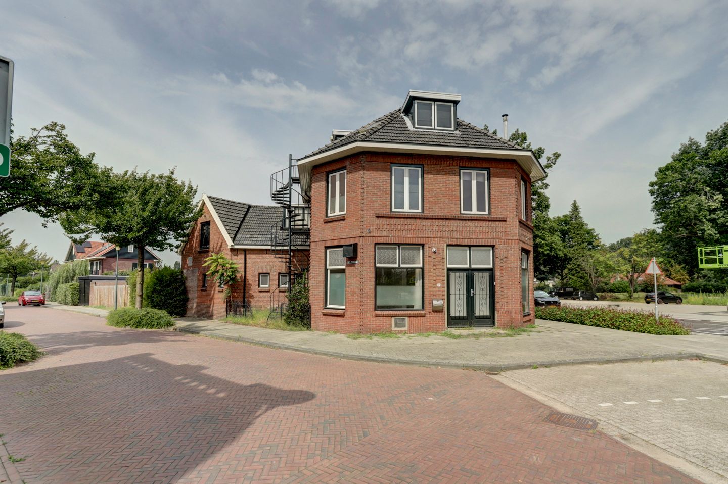 View photo 2 of Groenloseweg 63