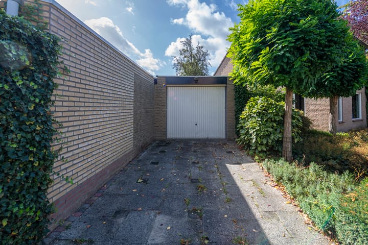 Photo 38 of Monseigneur Mutsaertsstraat 10