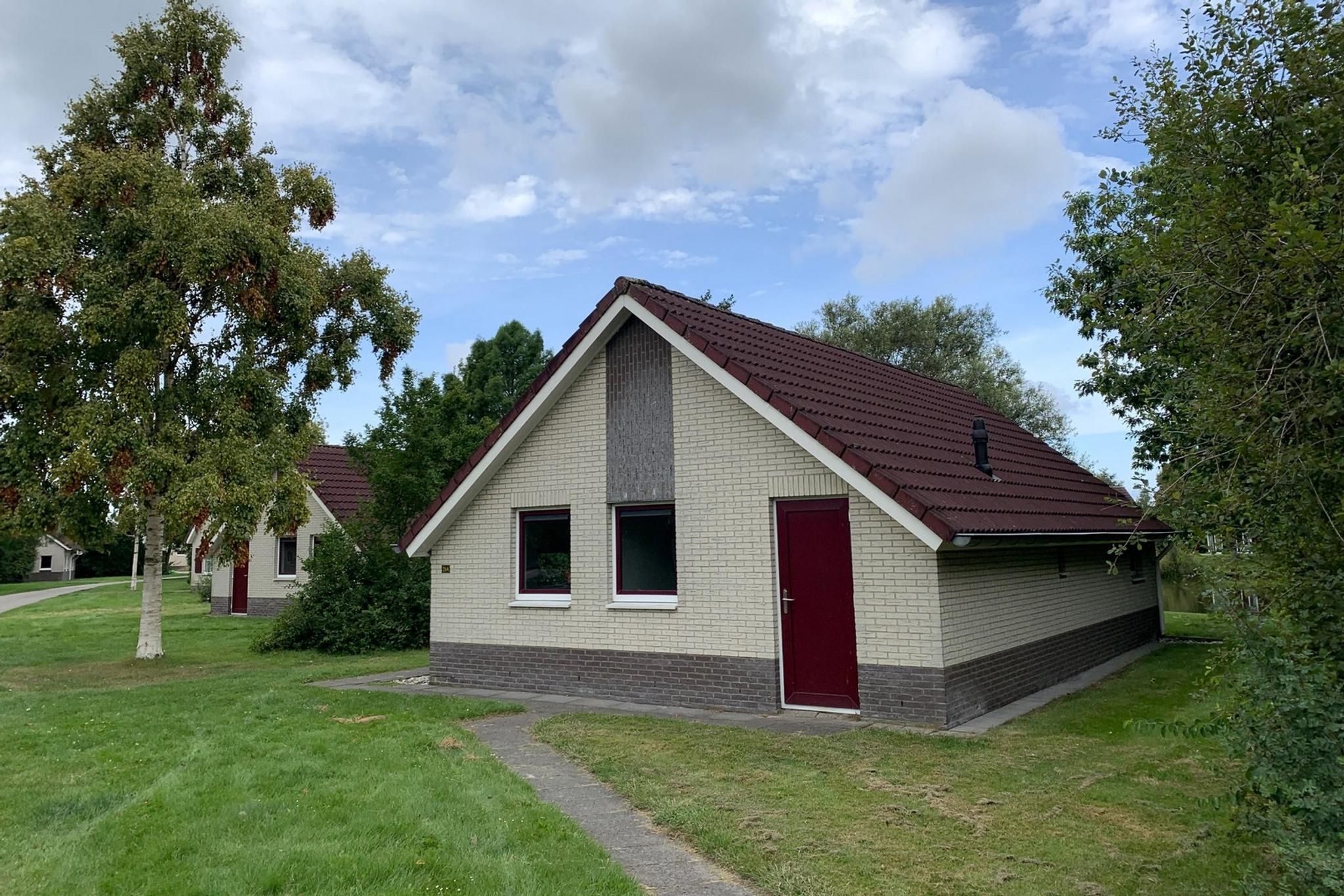 2-bedroom freehold villa in Emmen — photo 3 of 5