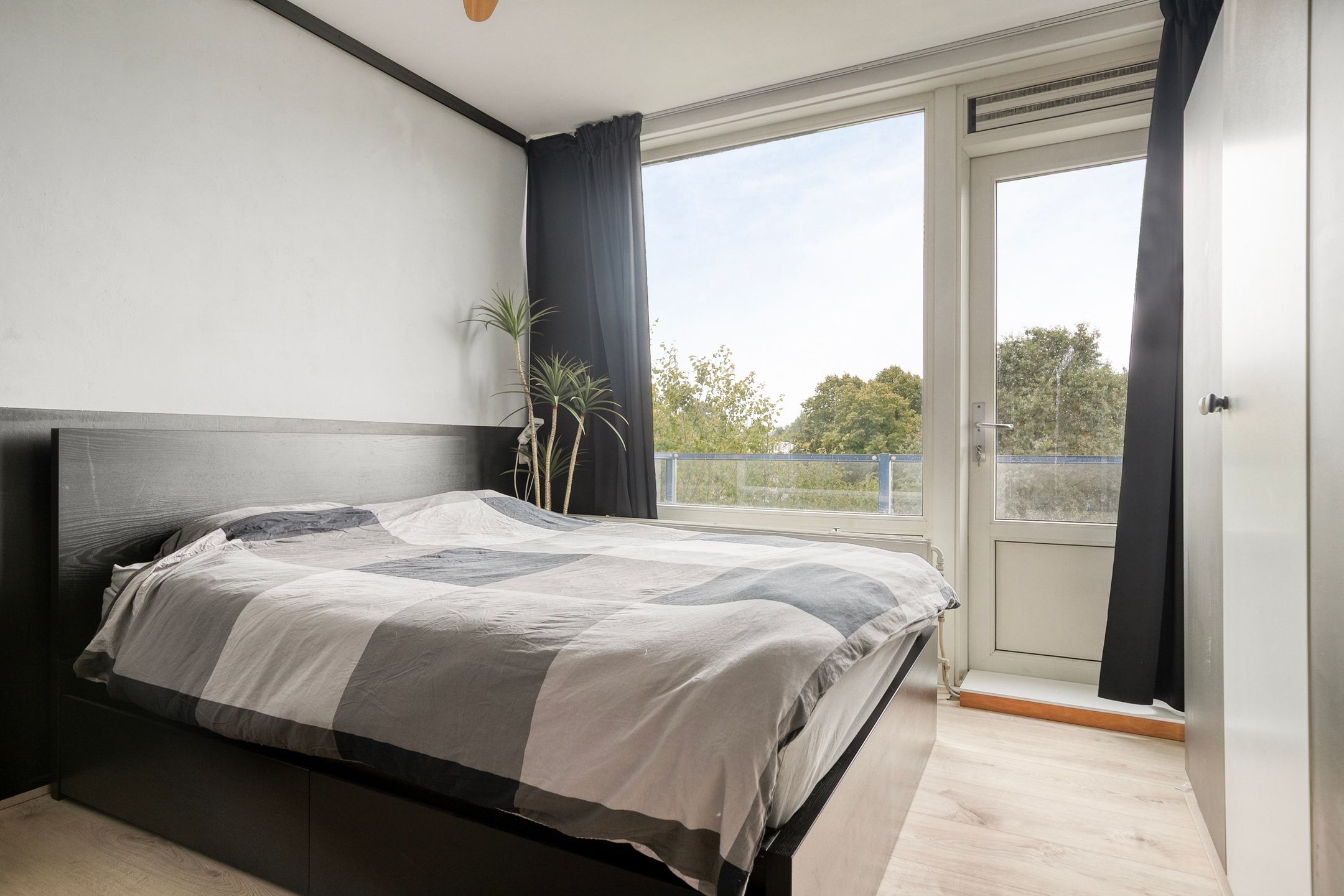 Photo 3 of Van Karnebeekstraat 131