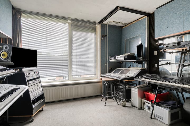 Photo 16 of Van Karnebeekstraat 131