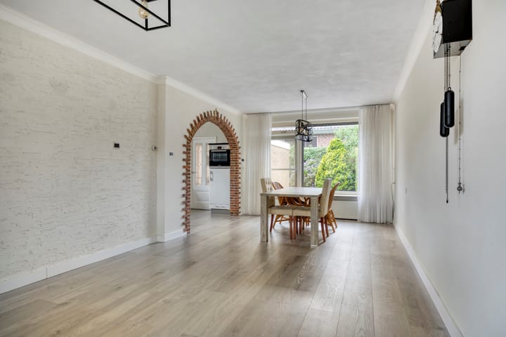 Photo 3 of Burgemeester Ottenhoffstraat 37